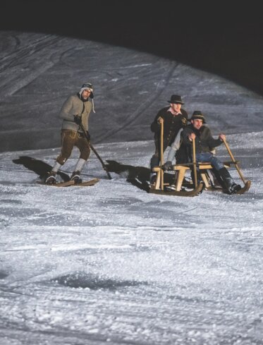uomini con Lederhosen slitta sci da legno | © Ph. Mattia Daldoss