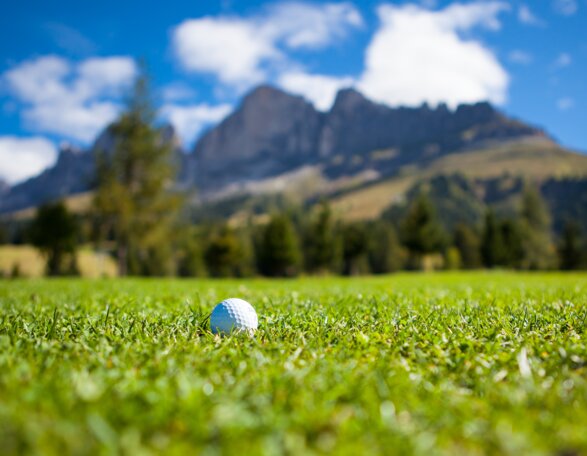 Golf ball with a view of the Rosengarten | © Golf and Country