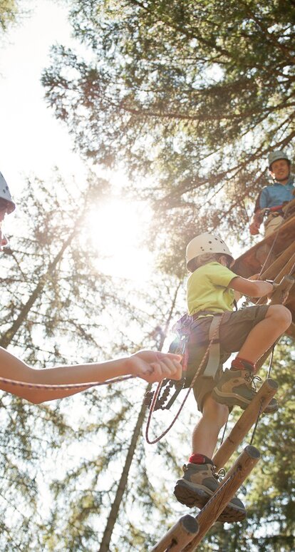 Familie klettern Bäume Hochseilgarten | © Alex Filz