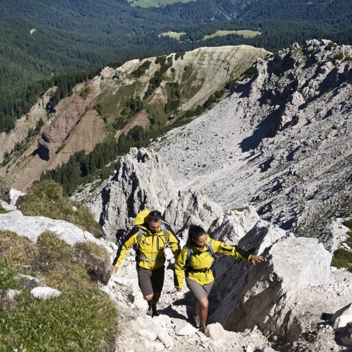 Hikers above the Bletterbach | © Eggental Tourismus/Helmuth Rier