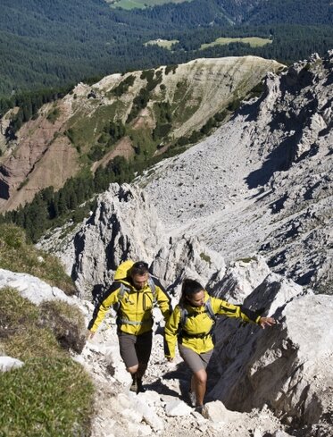 Hikers above the Bletterbach | © Eggental Tourismus/Helmuth Rier