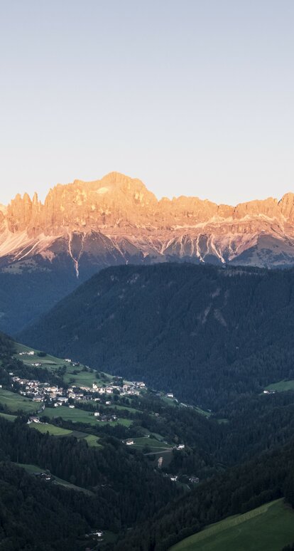 Blick auf Tiers und Rosengarten im Alpenglühen | © IDM Südtirol/Alex Moling