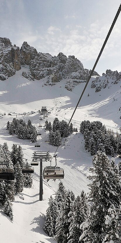 6 seater chair lift in the middle of snow | © Ph. R.Brazzoduro