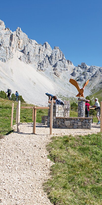 Escursionisti usano monocoli per vedere le Dolomiti | © Ph. G.Pichler