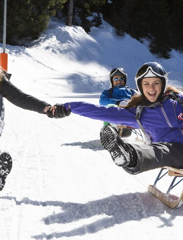 friends tobogganing winter fun | © Ph. Paolo Codeluppi