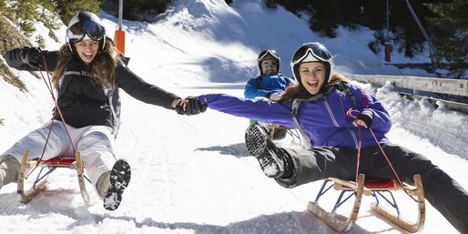 friends tobogganing winter fun | © Ph. Paolo Codeluppi