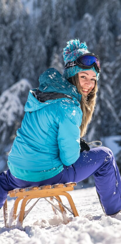 Rodeln Winter Schnee Frau glücklich Lachen  | © Ph. Alice Russolo