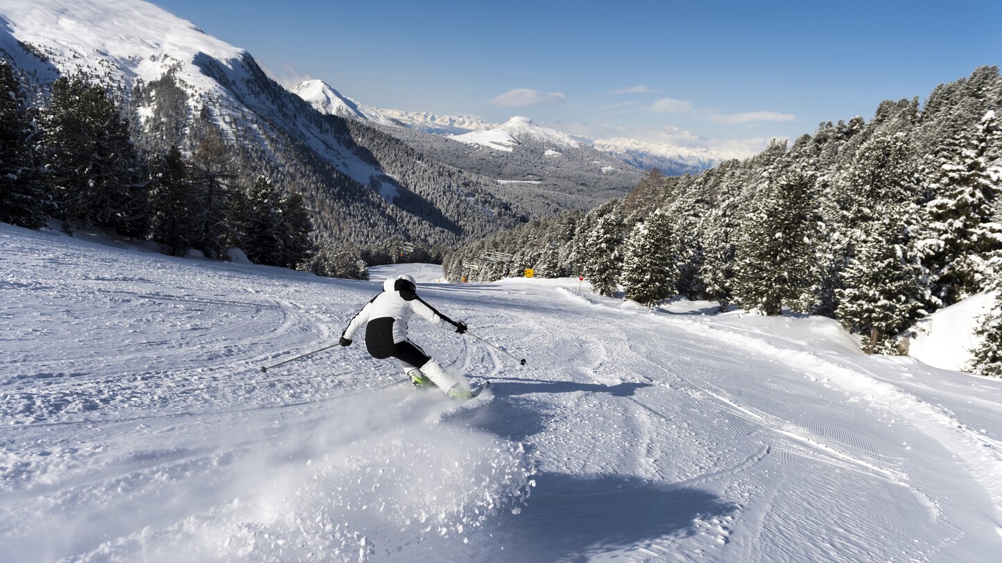 Skifahrerin Winter Schnee Rückenperspektive Spaß  | © Ph. Paolo Codeluppi 