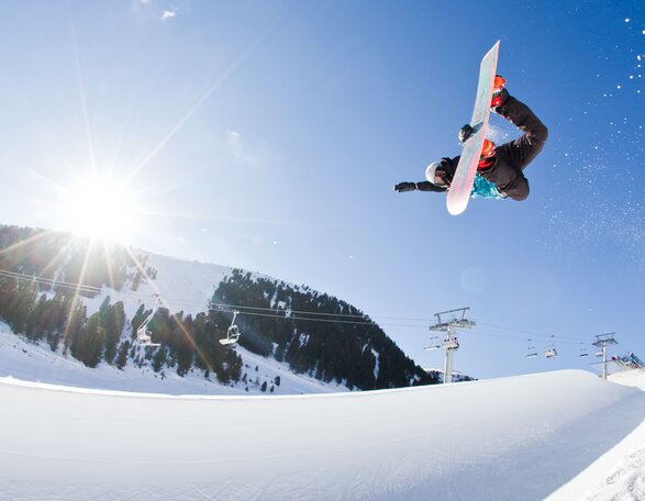 snowpark snowboarder halfpipe winter sun | © Ph. F. Tech