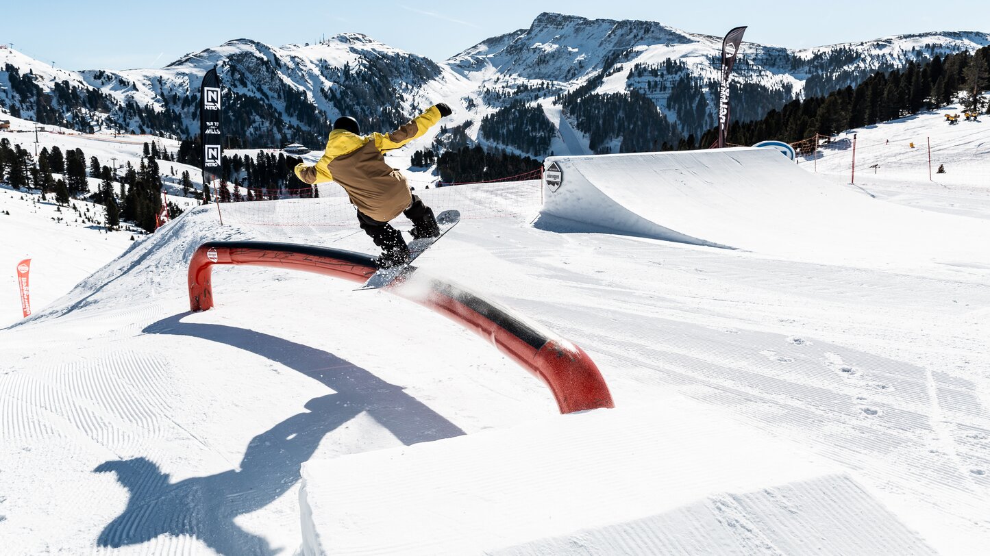 rail kicker freestyle snowboarder mountains | © Ph. F. Tech