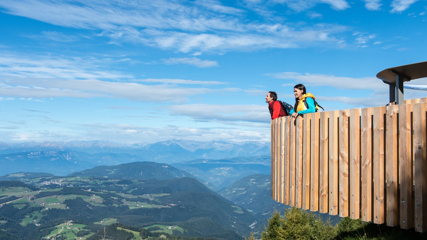 Aussichtsplattform Mann Frau Panorama Landschaft | © Ph. Helmut Rier