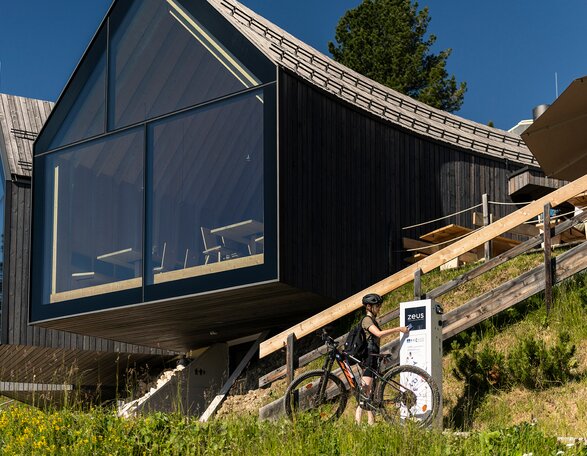 Stazione di ricarica e-bike rifugio Oberholz ragazza bici elettrica | © MOBSTER_Ph.Luca Meneghel
