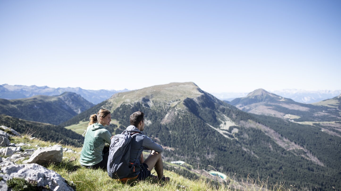 Mann Frau genießen Aussicht Berge | © Ph. Alex Filz
